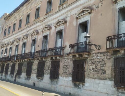 Palazzo D’Aiala, molte polemiche sul cambio di destinazione.